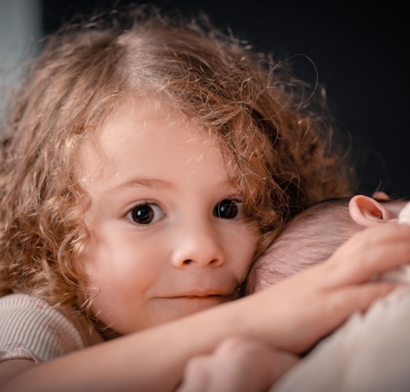 Séance photo famille naturelle réalisée par une photographe professionnelle à Neuchâtel