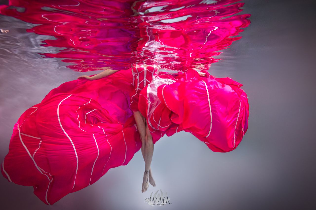 Portrait artistique sous l’eau lors d’une séance aquatique robe parachute en Suisse Romande